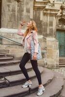 giovane bellissimo donna in viaggio nel Europa, estate vacanza, pelle rosa giacca, glam roccia stile, provocante, città strada stile foto