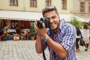 giovane uomo fotografo assunzione immagini, Tenere digitale foto telecamera