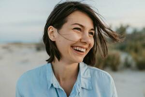 sorridente ritratto di Candido ridendo donna foto