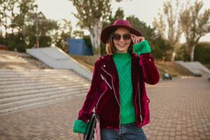 attraente donna nel autunno stile di moda attrezzatura a piedi nel strada foto