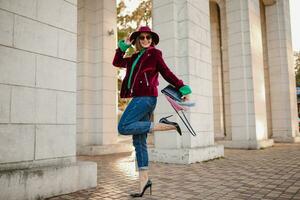 attraente donna nel autunno stile di moda attrezzatura a piedi nel strada foto