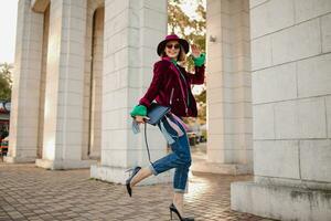 attraente donna nel autunno stile di moda attrezzatura a piedi nel strada foto