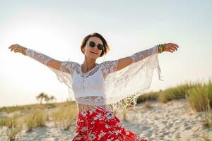 elegante attraente sottile sorridente donna su spiaggia nel estate stile moda tendenza attrezzatura foto