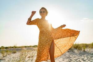 elegante attraente sottile sorridente donna su spiaggia nel estate stile moda tendenza attrezzatura foto