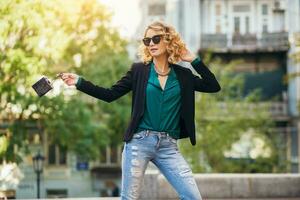 attraente donna nel strada stile moda foto