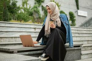 moderno elegante musulmano donna nel hijab nel città strada foto