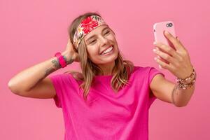 bella carino sorridente donna nel rosa camicia boho hippie stile Accessori sorridente foto