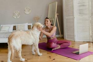 bellissimo atletico donna nel fabbricazione yoga a casa, salutare stile di vita foto