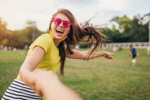 giovane elegante donna avendo divertimento nel città parco, estate stile moda tendenza foto