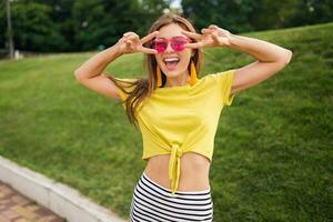 giovane elegante donna avendo divertimento nel città parco, estate stile moda tendenza foto