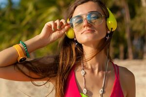 giovane fricchettone bellissimo donna, tropicale spiaggia foto