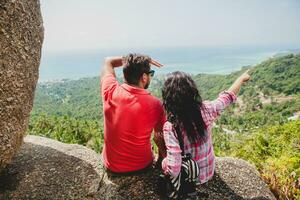 giovane contento fricchettone coppia nel amore in viaggio in giro mondo foto