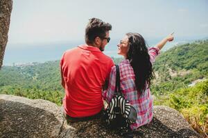 giovane contento fricchettone coppia nel amore in viaggio in giro mondo foto