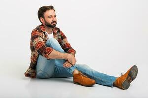 bello barbuto uomo nel fricchettone attrezzatura vestito nel jeans e scacchi camicia foto