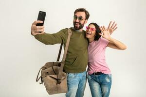 coppia sorridente donna e uomo nel felpa con viaggio Borsa foto