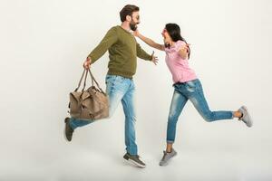 coppia sorridente donna e uomo nel felpa con viaggio Borsa foto