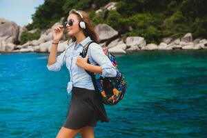 giovane elegante fricchettone donna in viaggio in giro il mondo foto