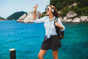 giovane elegante fricchettone donna in viaggio in giro il mondo foto