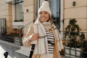 elegante donna a piedi nel inverno strada foto