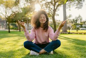 bella giovane Riccio donna fabbricazione digitale disintossicazione nel parco Meditare foto