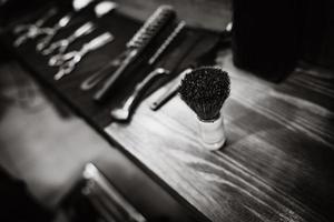 gli strumenti di un barbiere sulla scrivania davanti allo specchio foto