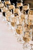 bicchieri da sposa per vino e champagne foto