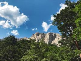 bellissimo paesaggio di montagna nel parco nazionale di seoraksan, corea del sud foto