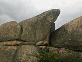 grandi pietre nel parco della città di sokcho, corea del sud foto