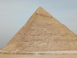 una vista della grande piramide di Giza, in Egitto foto