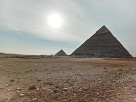 una vista delle grandi piramidi di Giza, in Egitto foto