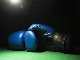 guantoni da boxe su sfondo nero foto