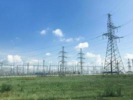linee elettriche presso la centrale elettrica in russia foto
