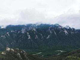 la vista dalla vetta della montagna del parco nazionale di seoraksan. Corea del Sud foto