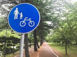 il segno in un percorso a piedi nel parco della città di sokcho, corea del sud foto