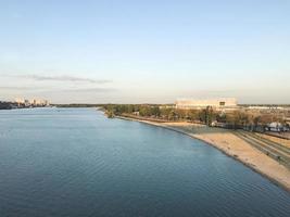 vista sul fiume don da un ponte e uno stadio sullo sfondo. Rostov sulla città di don, russia foto