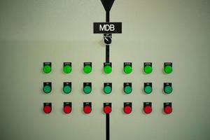 indicatore di illuminazione del primo piano sul cabinet di controllo nella stanza elettrica foto