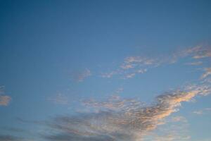 nuvoloso cielo un' grande nube galleggia nel il cielo. foto