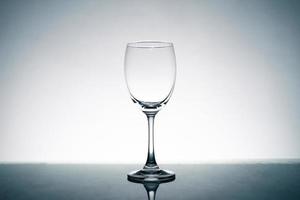primo piano di un bicchiere di vino cristallino sul tavolo. foto
