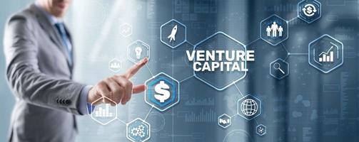 capitale di rischio. capitale dell'investitore. uomo d'affari premendo l'iscrizione sullo schermo virtuale virtual foto