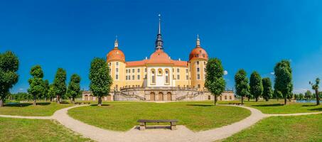 moritzburg, Sassonia, Germania - jpanoramic al di sopra di famoso antico moritzburg castello, vicino Dresda a soleggiato estate giorno con blu cielo foto