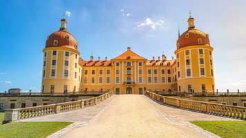 moritzburg, Sassonia, Germania - famoso antico moritzburg castello, vicino Dresda,.soleggiato estate giorno con blu cielo foto