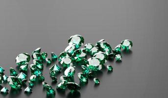 gruppo di diamanti verde smeraldo in uno sfondo scuro, illustrazione 3d. foto