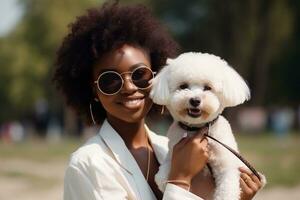 contento giovane africano americano donna è Tenere sua bichon frise cane su sua mani nel il strada. ai generato. foto