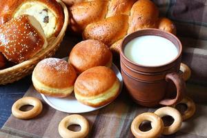 un sacco di muffin e pasticcini. deliziosa natura morta. foto