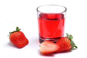 bacca rossa fragola e succo in un bicchiere isolare glass foto