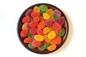 caramelle colorate caramelle di gelatina in un piatto foto