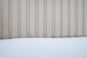 parete a strisce di legno con neve coperta foto
