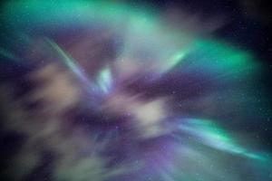 aurora boreale colorata con stelle nel cielo