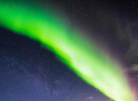 aurora boreale o aurora boreale nel cielo notturno sopra il circolo polare artico in scandinavia