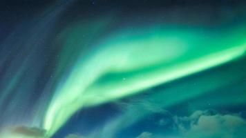 aurora boreale, aurora boreale coperta nel cielo notturno sul circolo polare artico foto